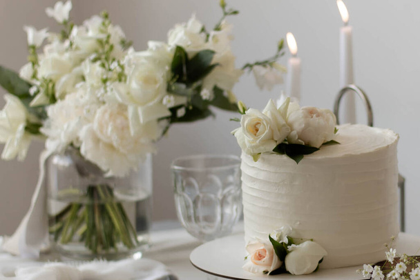  Wedding decor. Flower and cake - Photo, image