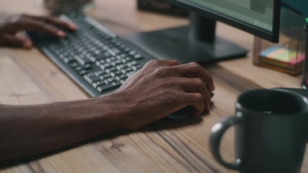 Περικοπή μαύρου άντρα χρησιμοποιώντας υπολογιστή - Πλάνα, βίντεο