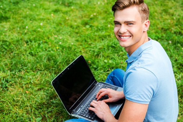 Man sitting on the grass with laptop - Zdjęcie, obraz