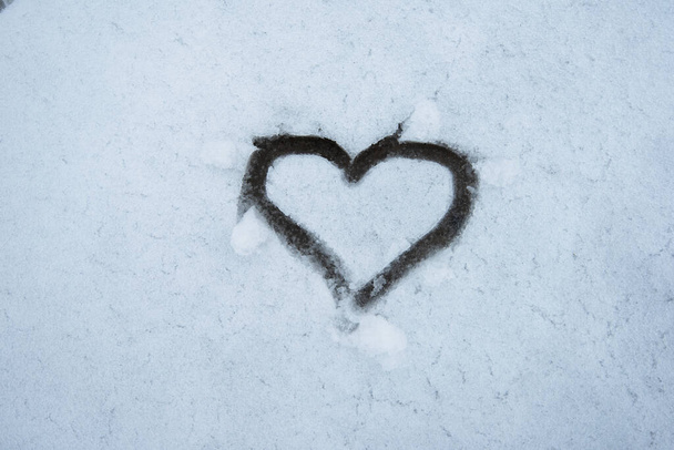 Cuore disegnato in uno sfondo di neve - Foto, immagini