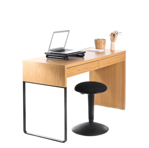 Drewniane biurko z laptopem i krzesłem na białym tle - Zdjęcie, obraz