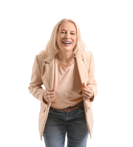 Mujer madura feliz en chaqueta sobre fondo blanco - Foto, Imagen