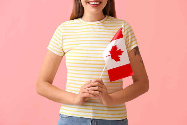 Kaunis nuori nainen lippu Kanadan väri tausta - Valokuva, kuva