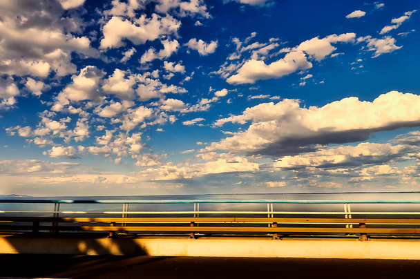 Widok z mostu z chmurami na niebie - Zdjęcie, obraz