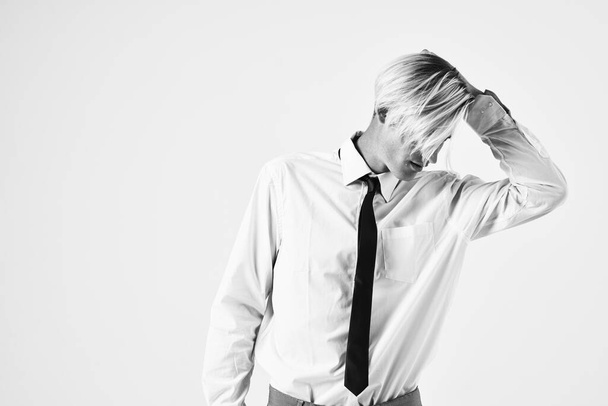 retrato de un hombre en una camisa con una corbata peinado de moda Estudio - Foto, imagen