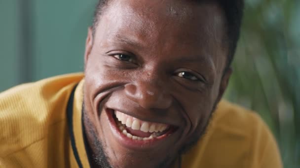 Αφροαμερικάνος χαμογελάει για την κάμερα - Πλάνα, βίντεο