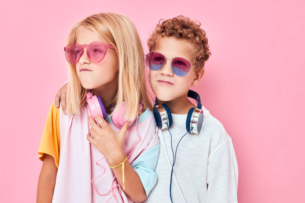 μοντέρνο αγόρι και κορίτσι με γυαλιά ηλίου διασκεδάστε με φίλους casual παιδιά μόδας - Φωτογραφία, εικόνα