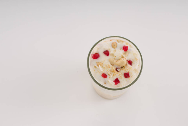 アビルミルク、非常に健康的でおいしいデザートグラスに配置されているマラバーの特別な揺れ. - 写真・画像