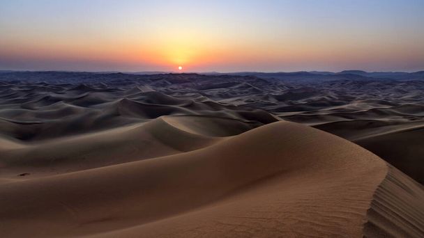 vista desde la naturaleza y paisajes de dasht e lut o desierto de sahara al atardecer. Medio Oriente desierto - Foto, Imagen