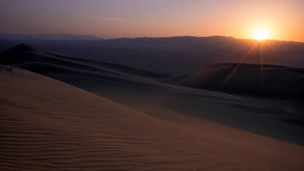 vue depuis la nature et les paysages du dasht e lut ou du désert du sahara au coucher du soleil. Moyen-Orient désert - Photo, image