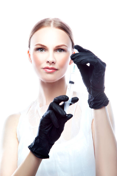 Médecin femme portant des gants médicaux noirs hols seringue. Chirurgie médecine santé concept - Photo, image