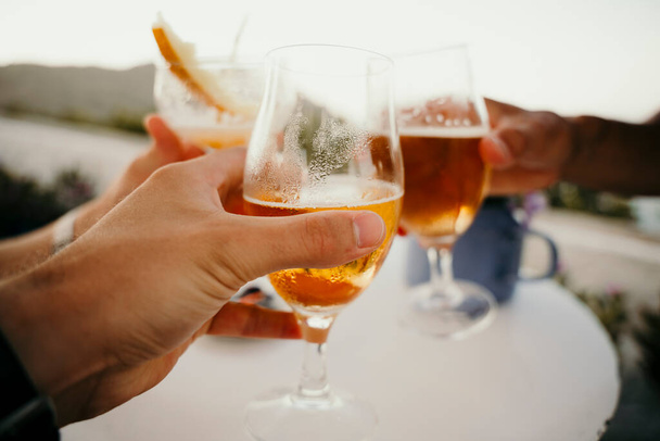 Valkoihoiset ystävät juovat cocktaileja lomalla - Valokuva, kuva