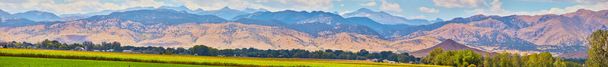 Panorama de la grande chaîne de montagnes avec champ agricole au premier plan - Photo, image