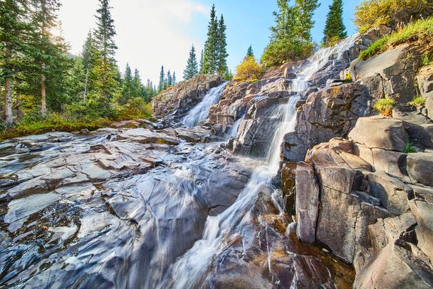 Крупним планом пара водоспадів над ярусами сірого каменю
 - Фото, зображення