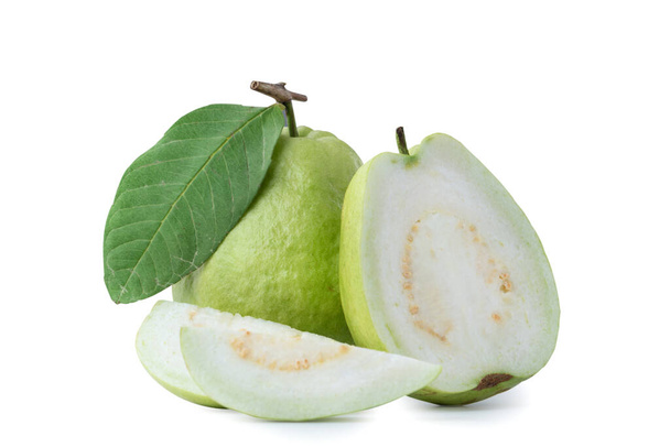 Όμορφη νόστιμα φρούτα guava απομονώνονται σε λευκό φόντο με περικοπή διαδρομή, κόβεται. - Φωτογραφία, εικόνα
