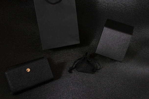 Cajas de regalo negras vacías. Viernes Negro. Sobre un fondo negro - Foto, Imagen