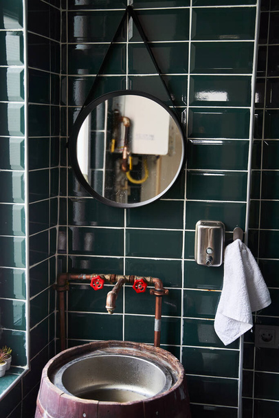 Stylowe, nowoczesne wnętrze łazienki z lustrem i umywalką w formie drewnianej beczki - Zdjęcie, obraz