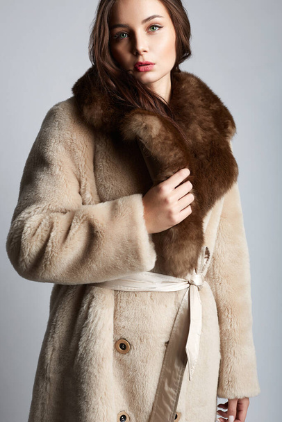 Schöne junge Frau im Pelz. schöne Mädchen im trendigen Wintermode Mantel - Foto, Bild