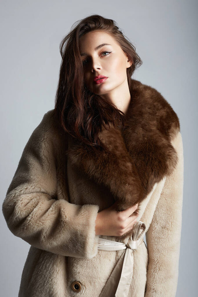 Красуня молода жінка в хутрі. красива дівчина в модному зимовому пальто
 - Фото, зображення
