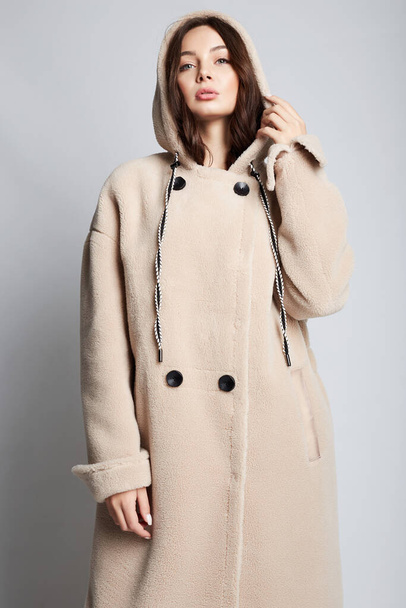 Beauty young woman wearing a fur. beautiful girl in Hoodie coat. Winter fashion - Foto, Imagen