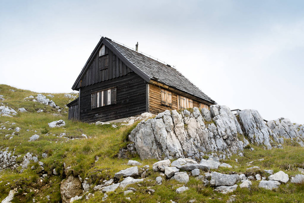 Huis, cabine op de top van de berg in de Alp. - Foto, afbeelding