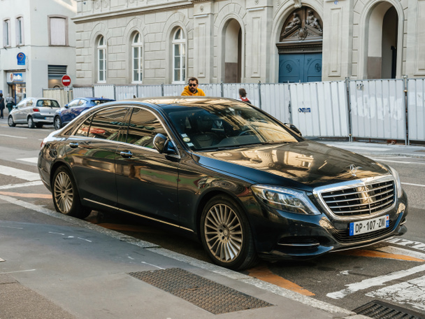 Eléctrico de lujo Mercedes-Benz S600 Largo aparcado en el centro de la ciudad con peatones caminando en la trottoir - Foto, Imagen