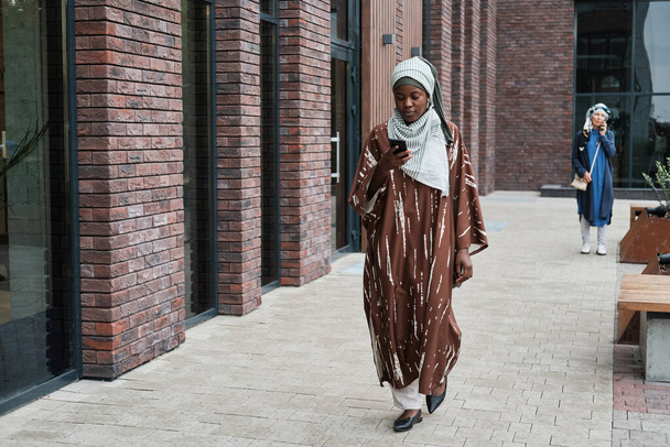žena chůze po ulici - Fotografie, Obrázek