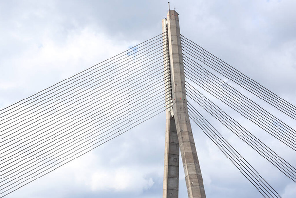 Закрыть детали старого большого подвесного моста. Фото сделано в теплый пасмурный день в Латвии. - Фото, изображение