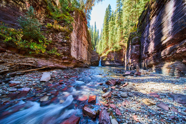 Vista inferior del cañón profundo con río poco profundo de rocas coloridas del río - Foto, Imagen