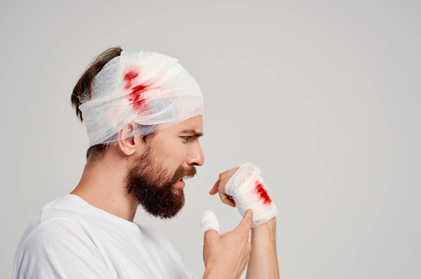 Homme blessures à la tête et aux bras problèmes de santé traitement - Photo, image