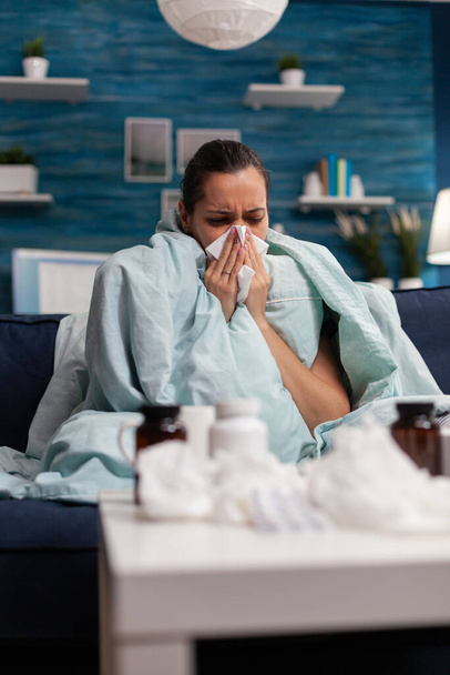Nemocná žena trpící příznaky koronaviru doma - Fotografie, Obrázek