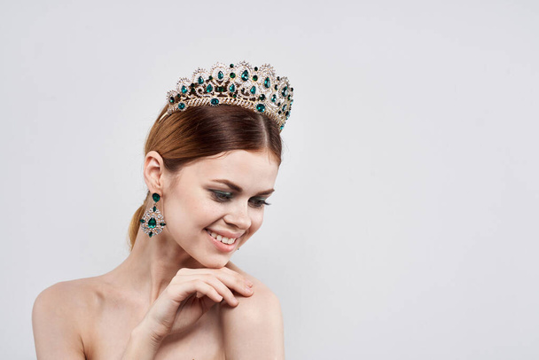 schöne Frau mit einer Krone auf dem Kopf Make-up-Modell - Foto, Bild