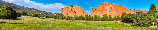 Panorama de grandes rocas rojas en bosque y sendero - Foto, Imagen