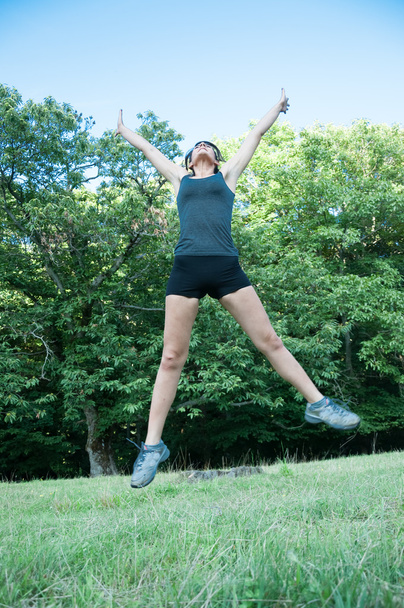 hermosa atleta chica salto en Camaldoli parque
 - Foto, imagen