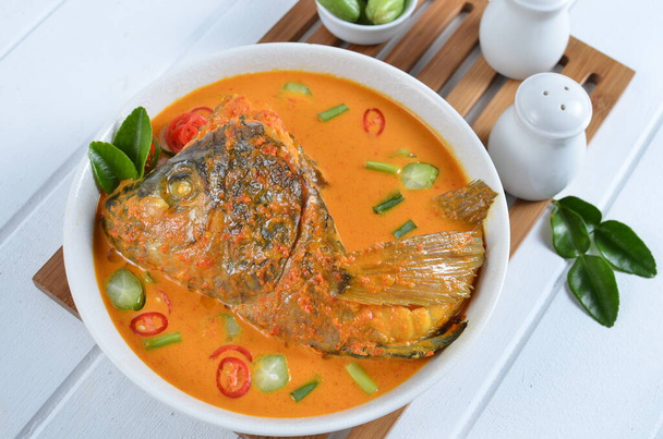 Curry cabeza de pescado, plato indonesio - Foto, imagen