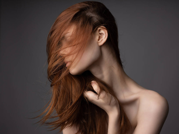 femme aux épaules nues cheveux roux posant la peau claire - Photo, image