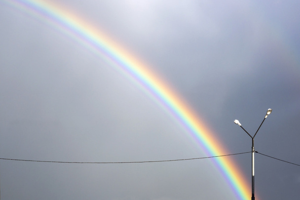 Regenboog in de nare lucht - Foto, afbeelding