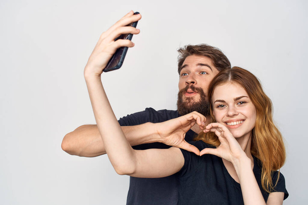 Familie in schwarzen T-Shirts telefonieren Spaß zusammen Freundschaft isoliert Hintergrund - Foto, Bild