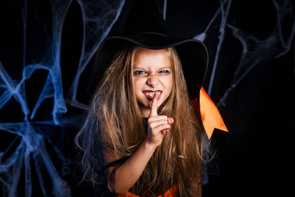 Kleines Mädchen im Hexen-Halloween-Kostüm hat Spaß. Süßes oder Saures - Foto, Bild