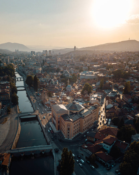 Vue par drone du centre-ville de Sarajevo, de la mairie et de la rivière Miljacka - Photo, image