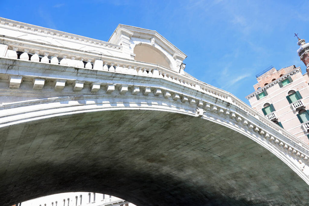die Rialto-Brücke von unten mit ungewöhnlicher Perspektive in Venedig in Norditalien - Foto, Bild