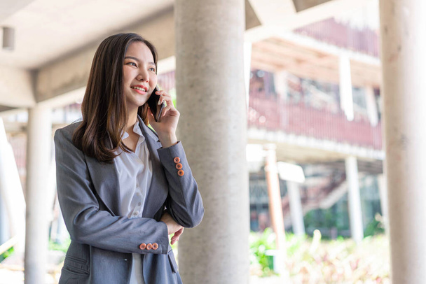 Pracující žena koncept pracující žena s usměvavou tváří mluvit po telefonu se svým obchodním partnerem. - Fotografie, Obrázek