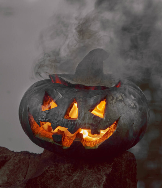 Calabaza de Halloween brilla, llama ardiente arde dentro de ella - Foto, imagen
