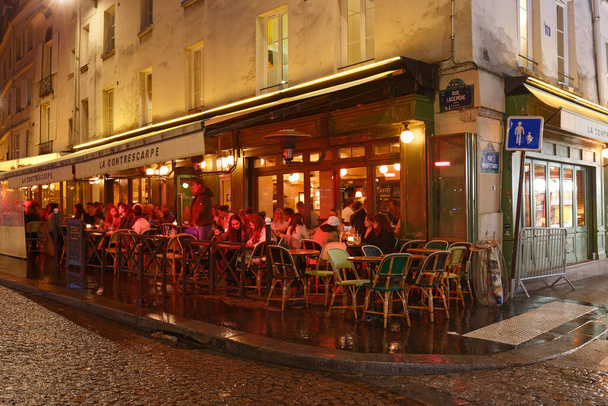 Paris, Fransa-01 Ekim 2021: Fransız geleneksel restoranı La Contrescarpe gece yarısı, Paris, Fransa. - Fotoğraf, Görsel