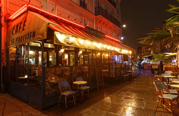 Paris, Fransa-01 Ekim 2021: Fransız geleneksel restoranı Le Cafe Parisien gece yarısı, Paris, Fransa. - Fotoğraf, Görsel