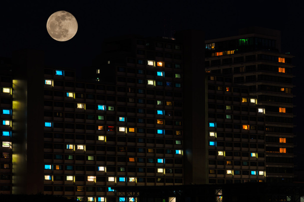 Pleine lune sur les fenêtres colorées de la maison d'habitation
 - Photo, image