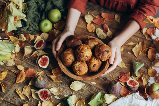 Bolos caseiros de outono - bolos com recheio de frutas em uma tigela de madeira. - Foto, Imagem