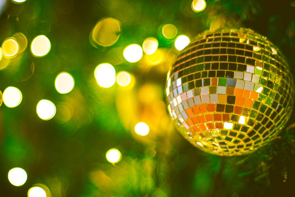 Christmas glitter ball decoration on bokeh background. Colorful blur bokeh background. christmas background - Foto, Imagem