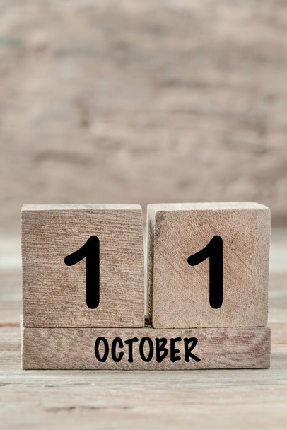 Nahaufnahme-Würfelkalender für Oktober auf Holzgrund mit Kopierraum, vertikal - Foto, Bild