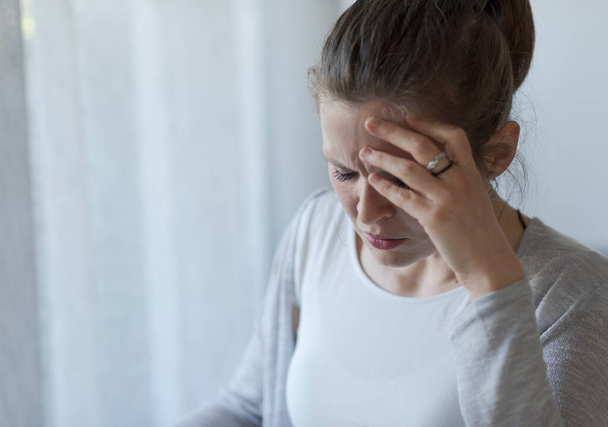 Triste mulher solitária chorando em casa sozinha - Foto, Imagem